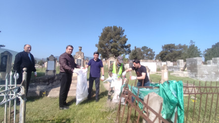 Siyəzən şəhər qəbiristanlığında təmizlik işləri aparılmışdır