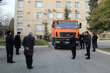 Azərbaycan Respublikasının Prezidenti cənab İlham Əliyevin tapşırığı ilə Siyəzən rayonuna Gəncə avtomobil zavodunda istehsal edilən məişət tullantıları daşıyan yük avtomobili təqdim olunmuşdur