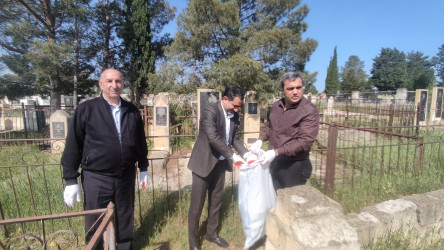 Siyəzən şəhər qəbiristanlığında təmizlik işləri aparılmışdır