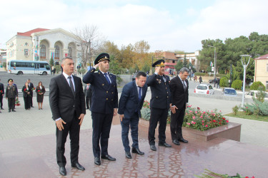 8 noyabr - Zəfər günü ilə əlaqədar Rayon İcra Hakimiyyətinin başçısı Novruz Novruzov Ulu Öndər Heydər Əliyevin abidəsinin və Şəhidlər xiyabanındakı əbədi yanar məşəlin önünə tər çiçəklər düzmüşdür