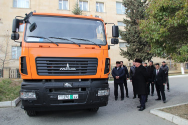 Azərbaycan Respublikasının Prezidenti cənab İlham Əliyevin tapşırığı ilə Siyəzən rayonuna Gəncə avtomobil zavodunda istehsal edilən məişət tullantıları daşıyan yük avtomobili təqdim olunmuşdur