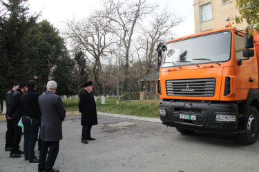 Azərbaycan Respublikasının Prezidenti cənab İlham Əliyevin tapşırığı ilə Siyəzən rayonuna Gəncə avtomobil zavodunda istehsal edilən məişət tullantıları daşıyan yük avtomobili təqdim olunmuşdur