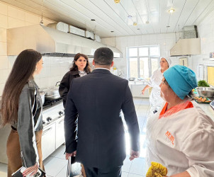 Siyəzən şəhər İnteqrasiya təlimli internat tipli gimnaziyada təhsil alan uşaqların dərsə davamiyyəti, təlim-tərbiyyə işinin təşkili və öyrəndikləri peşələrin istehsalata tətbiqinin mənimsənilməsi vəziyyəti ilə tanış olunmuşdur