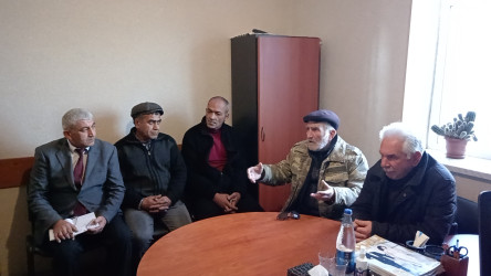 Siyəzən Rayon İcra Hakimiyyətinin başçısı Novruz Novruzov təsdiq olunmuş qrafikə əsasən növbəti səyyar qəbulunu Zarat kənd sakinləri ilə keçirmişdir