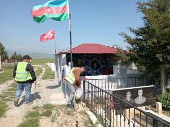 Siyəzən şəhər qəbiristanlığında təmizlik işləri aparılmışdır