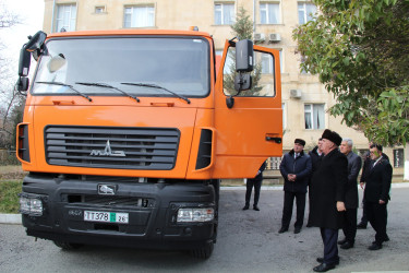 Azərbaycan Respublikasının Prezidenti cənab İlham Əliyevin tapşırığı ilə Siyəzən rayonuna Gəncə avtomobil zavodunda istehsal edilən məişət tullantıları daşıyan yük avtomobili təqdim olunmuşdur